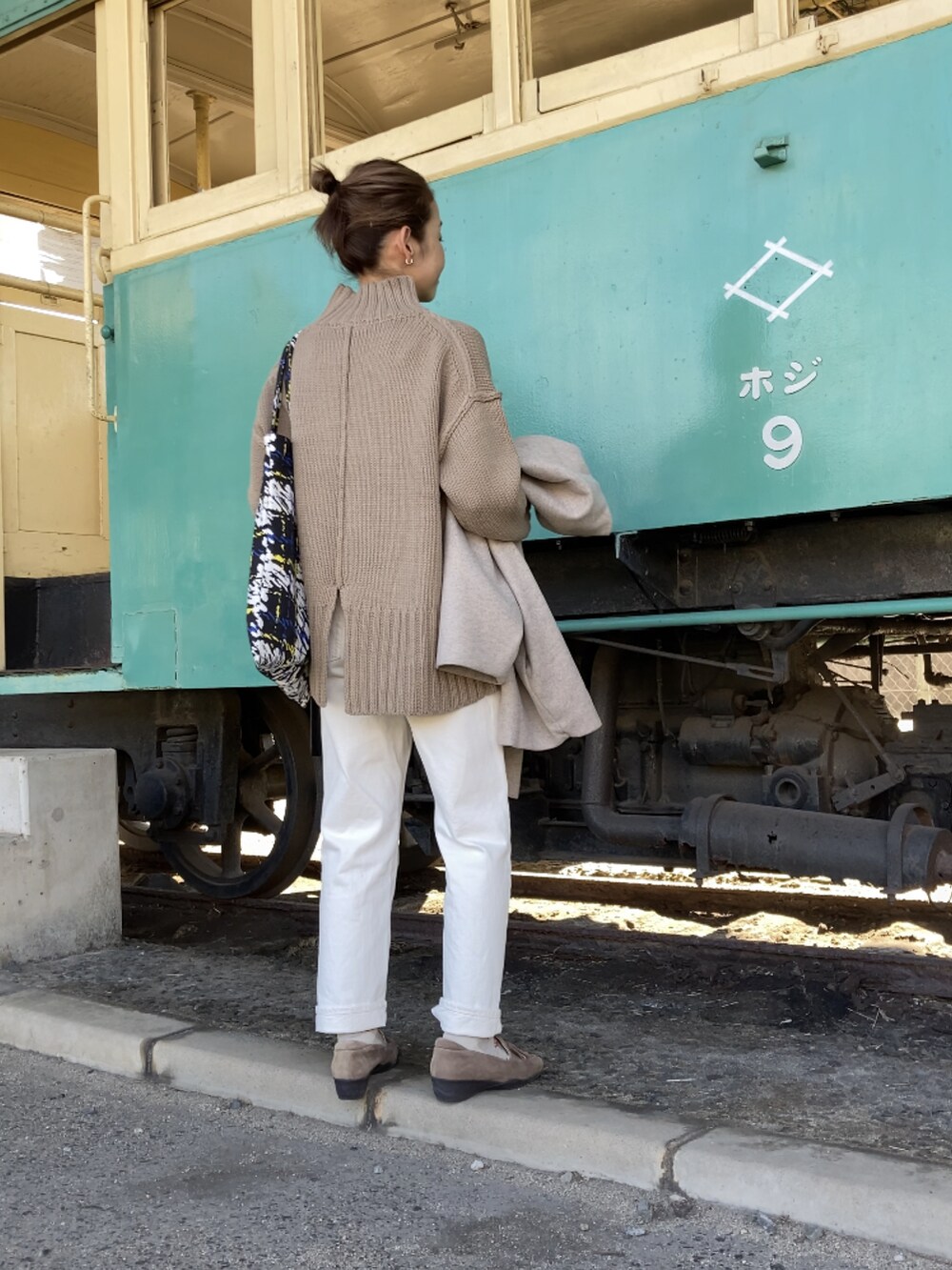 「アウター、ミドル丈、ベージュ、淡色コーデ、apretro、柄ソール、Sockwell、fitfit、40代ファッション」|「ap retroのノーカラーVネックミディコート(ノーカラーコート、ベージュ系)」を使った、まゆみんさん(レディース・160cm)の秋コーディネートの3枚目の写真