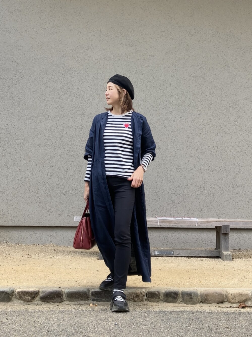 ブルー系のワンピース/ドレス、ブラック系のTシャツ/カットソー、ブラック系のシューズを着用したレディースの冬コーディネートの2枚目の写真