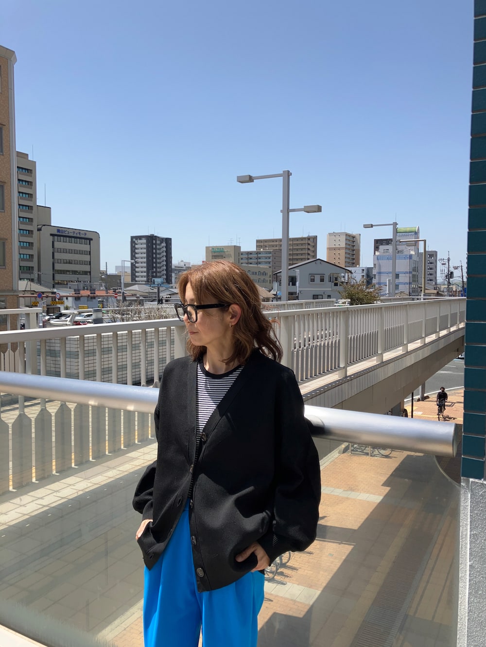 ブラック系のタンクトップ、ブルー系のその他パンツ、ブラック系のサンダルを着用したレディースの春コーディネートの2枚目の写真