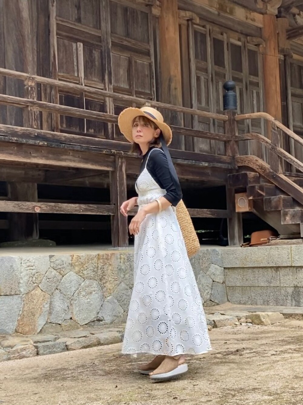 「ごきげんウィーク、お出かけコーデ、厚底サンダル、fitfit、ZARA、ZARAコーデ、キャミワンピ、刺繍、エンブロイダリー、ペーパーハット、かごバッグ」｜「ZARAのアイテム（ワンピース/ドレス、ホワイト系）」を使った、まゆみんさん（レディース・160cm）の春コーディネートの2枚目の写真