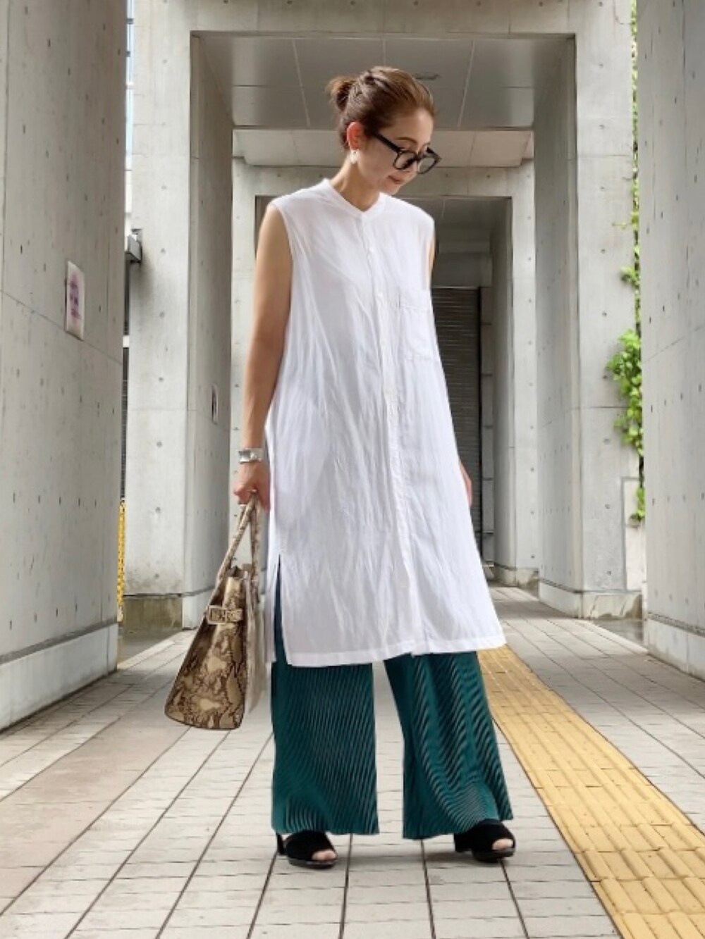 グリーン系のパンツ、ホワイト系のシャツ/ブラウス、ブラック系のカーディガン/ボレロを着用したレディースの夏コーディネートの4枚目の写真