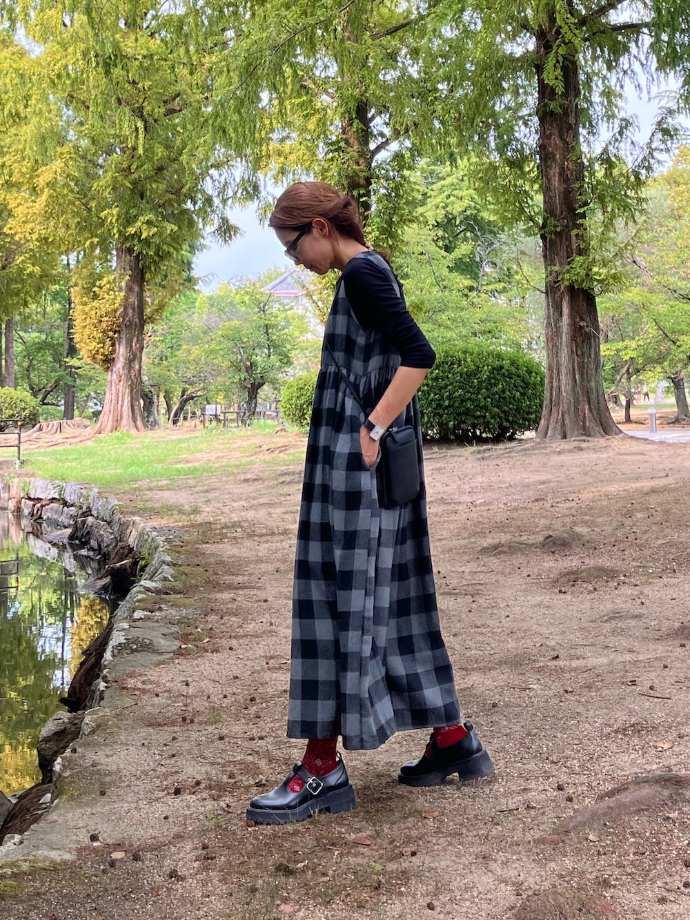「merlot、メルロー、オールインワン、サロペット、40代ファッション、アラフィフ、秋コーデ」｜「MERLOTのギンガムチェックオールインワン（つなぎ/オールインワン、ブラック系）」を使った、まゆみんさん（レディース・160cm）の秋コーディネートの4枚目の写真