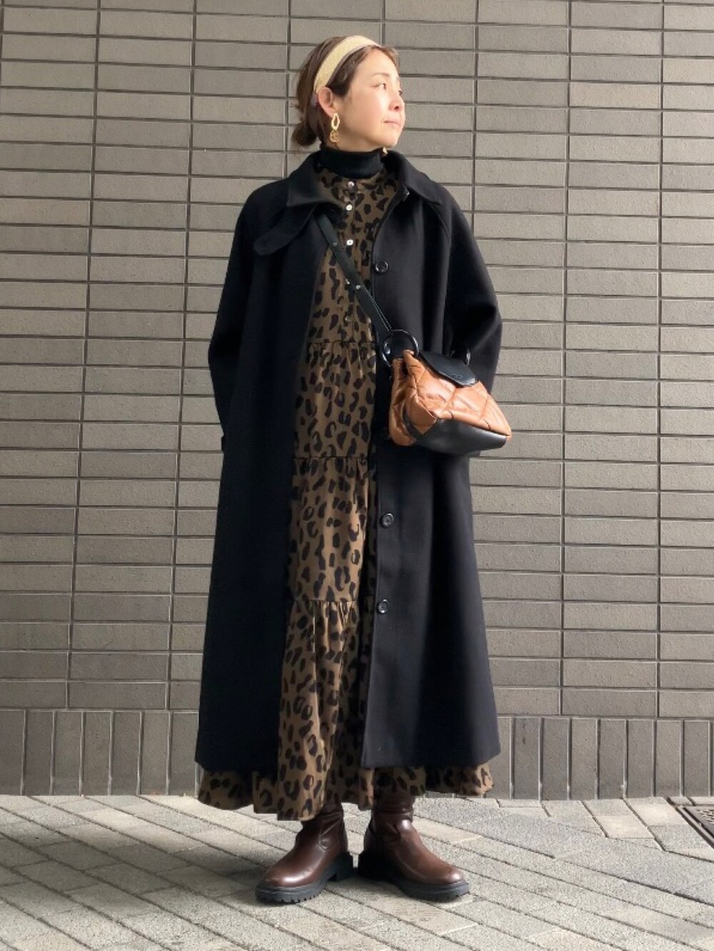 「レトロ、チェーンバッグ、deuxamour、ロングコート、apretro、カチューシャ、Samansa Mos2、SM2、GU、レオパード」｜「deux amourの太チェーンショルダーバッグ（ショルダーバッグ、ブラウン系）」を使った、まゆみんさん（レディース・160cm）の冬コーディネートの3枚目の写真