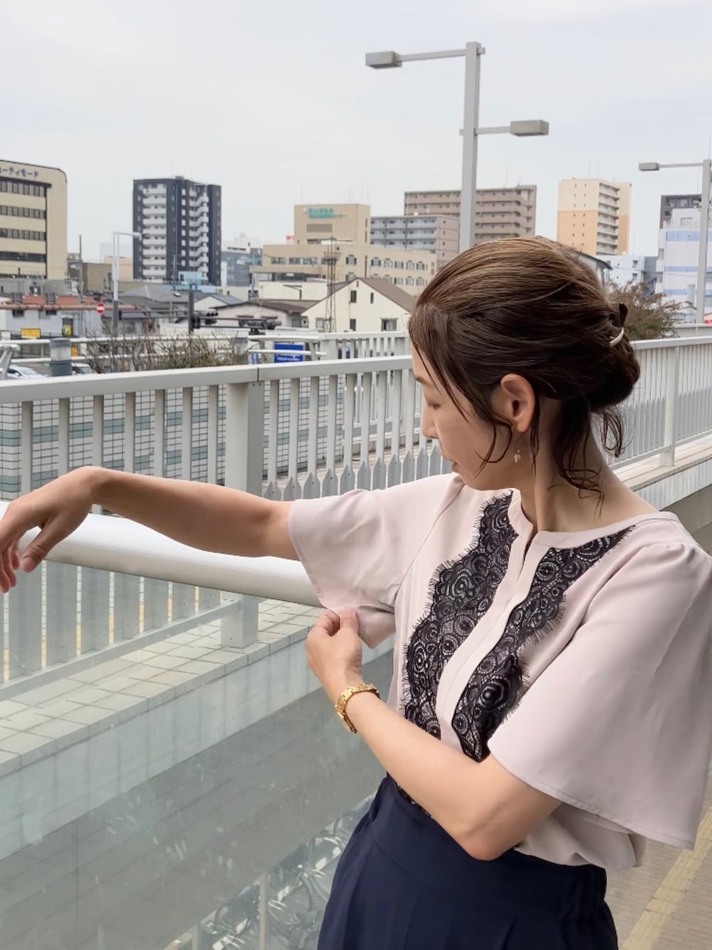 ベージュ系のシャツ/ブラウス、ブルー系のスーツセット、ブラック系のビジネスバッグを着用したレディースの夏コーディネートの2枚目の写真