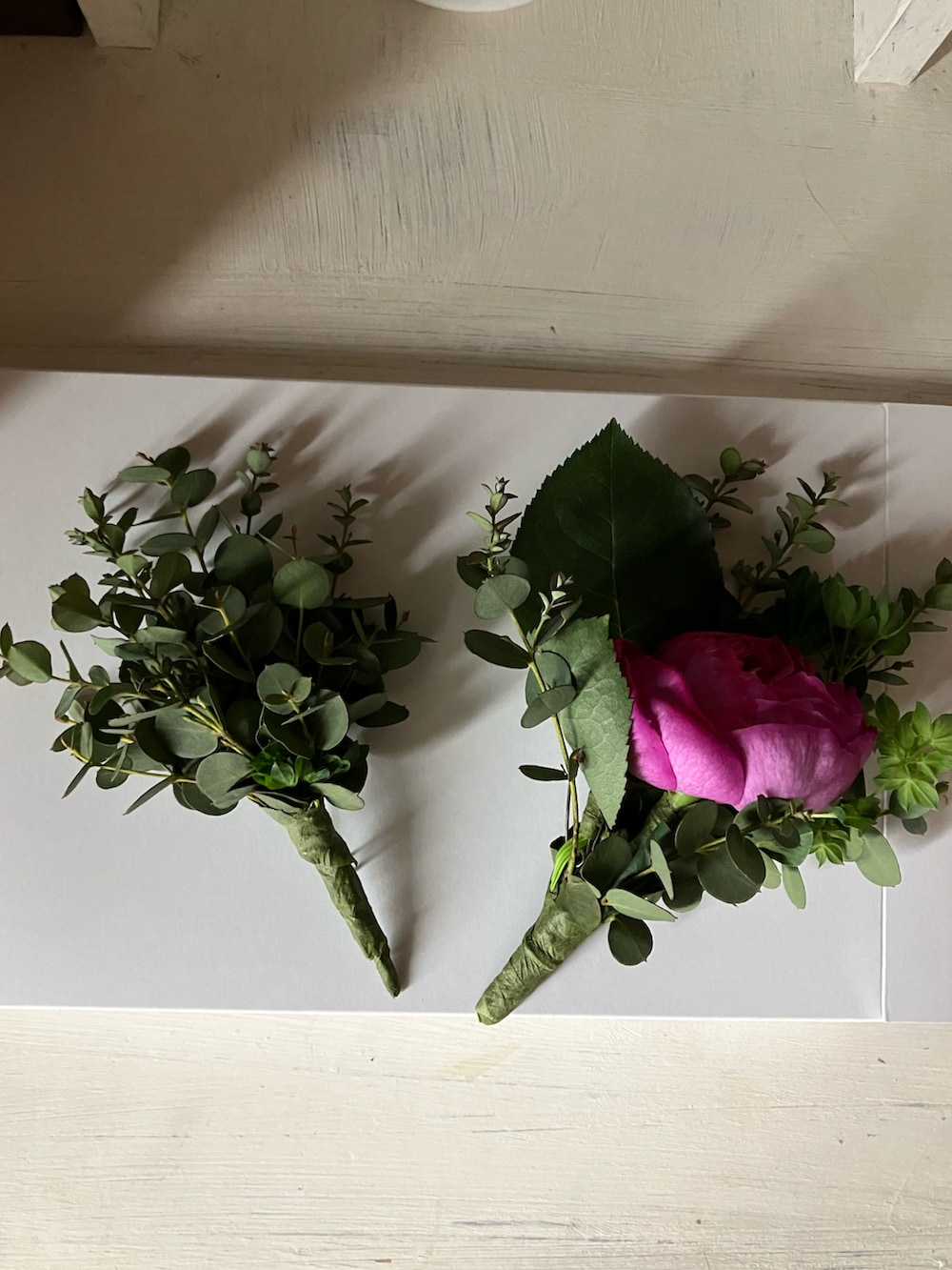 ブラック系のジャケット/アウター、ホワイト系のスーツセット、ブラック系のビジネスバッグを着用したレディースの春コーディネートの2枚目の写真