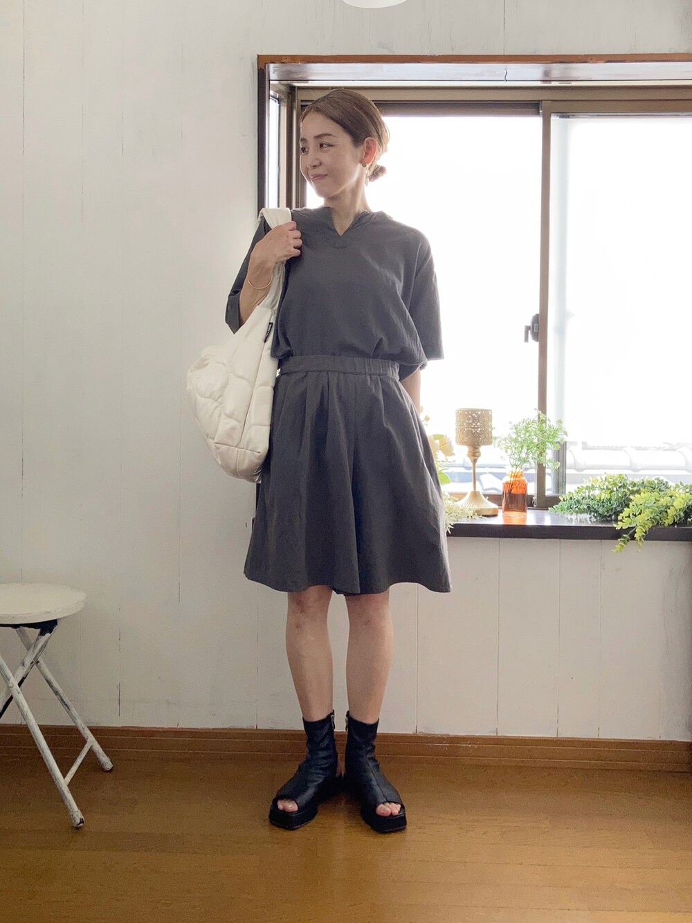 グレー系のシャツ/ブラウス、グレー系のその他パンツ、ホワイト系のショルダーバッグを着用したレディースの夏コーディネートの3枚目の写真