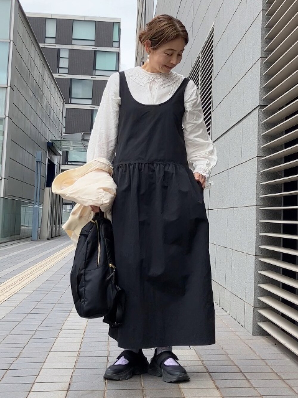 ホワイト系のMA-1、ホワイト系のシャツ/ブラウス、ブラック系のワンピース/ドレスを着用したレディースの春コーディネートの4枚目の写真