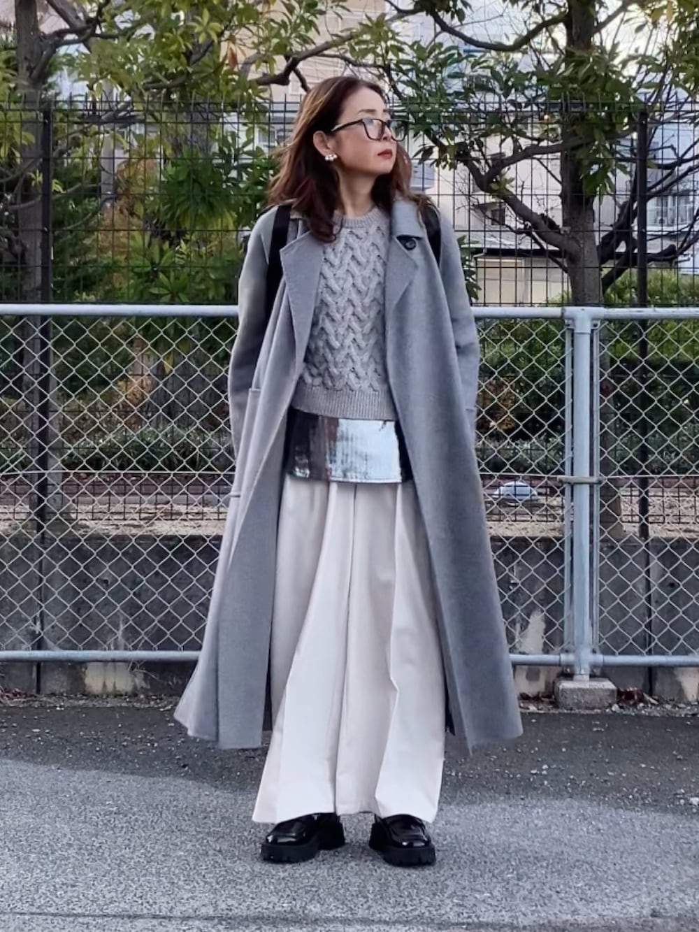 ホワイト系のその他パンツ、シルバー系のタンクトップ、ベージュ系のニット/セーターを着用したレディースの冬コーディネートの3枚目の写真