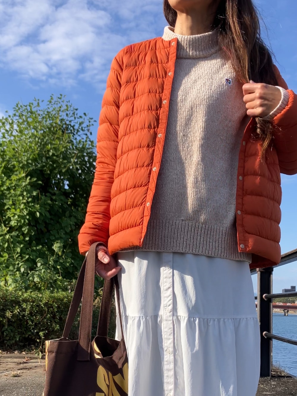 ベージュ系のニット/セーターを着用したレディースの冬コーディネートの2枚目の写真