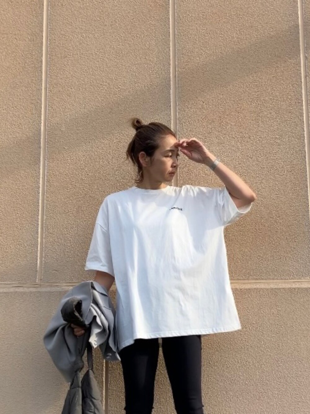 ホワイト系のTシャツ/カットソー、ブラック系のパンツ、グレー系のカーディガン/ボレロを着用したレディースの春コーディネートの3枚目の写真