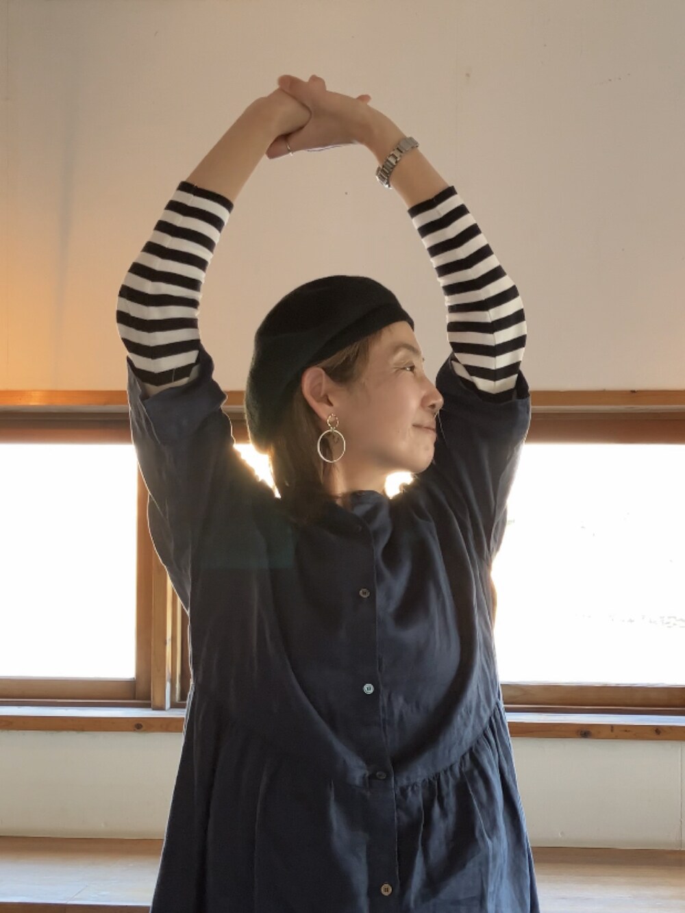 ブルー系のワンピース/ドレス、ブラック系のTシャツ/カットソー、ブラック系のシューズを着用したレディースの冬コーディネートの5枚目の写真