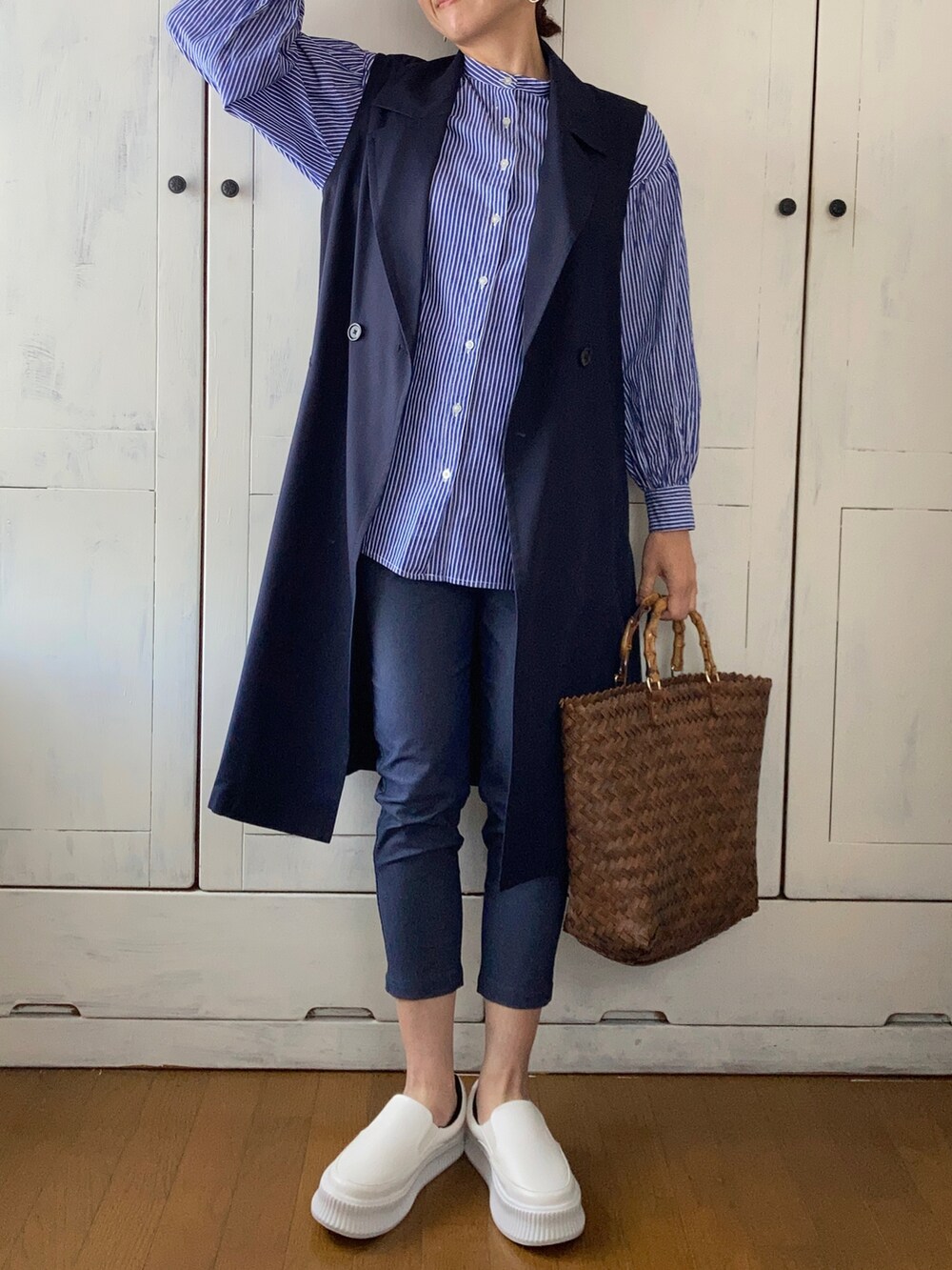 ブルー系のパンツ、ブルー系のシャツ/ブラウス、ブルー系のベストを着用したレディースの春コーディネートの2枚目の写真