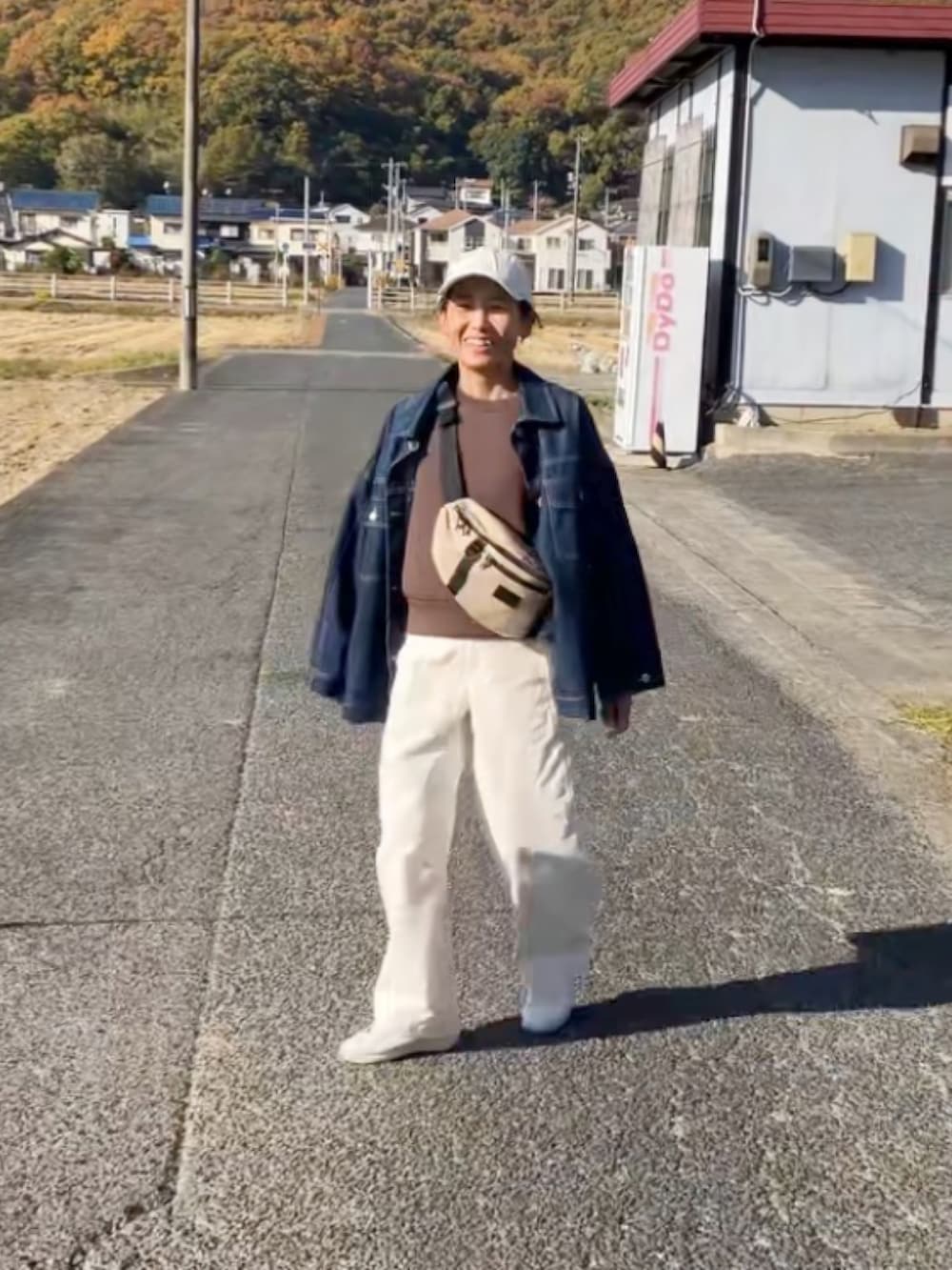 その他のショルダーバッグ、ベージュ系のキャップを着用したレディースの秋コーディネートの5枚目の写真