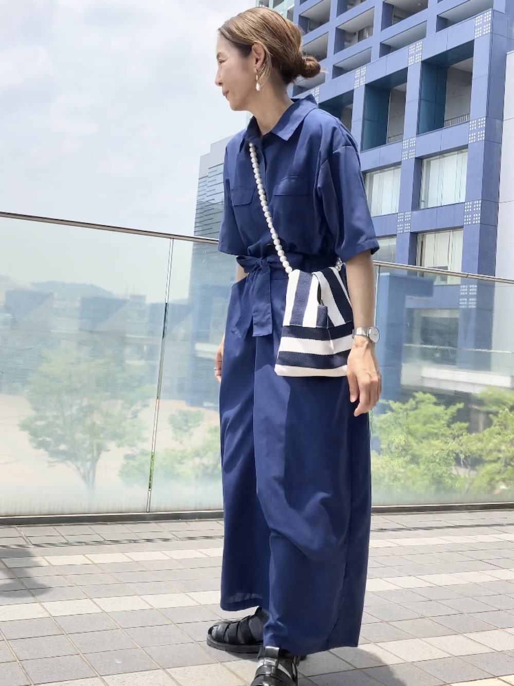 「つなぎ、オールインワン、お仕事コーデ、アラフィフ、40代ファッション」｜「Le temps richeのハーフスリーブオールインワン　＜Le temps riche＞（つなぎ/オールインワン、ブルー系）」を使った、まゆみんさん（レディース・160cm）の夏コーディネートの4枚目の写真