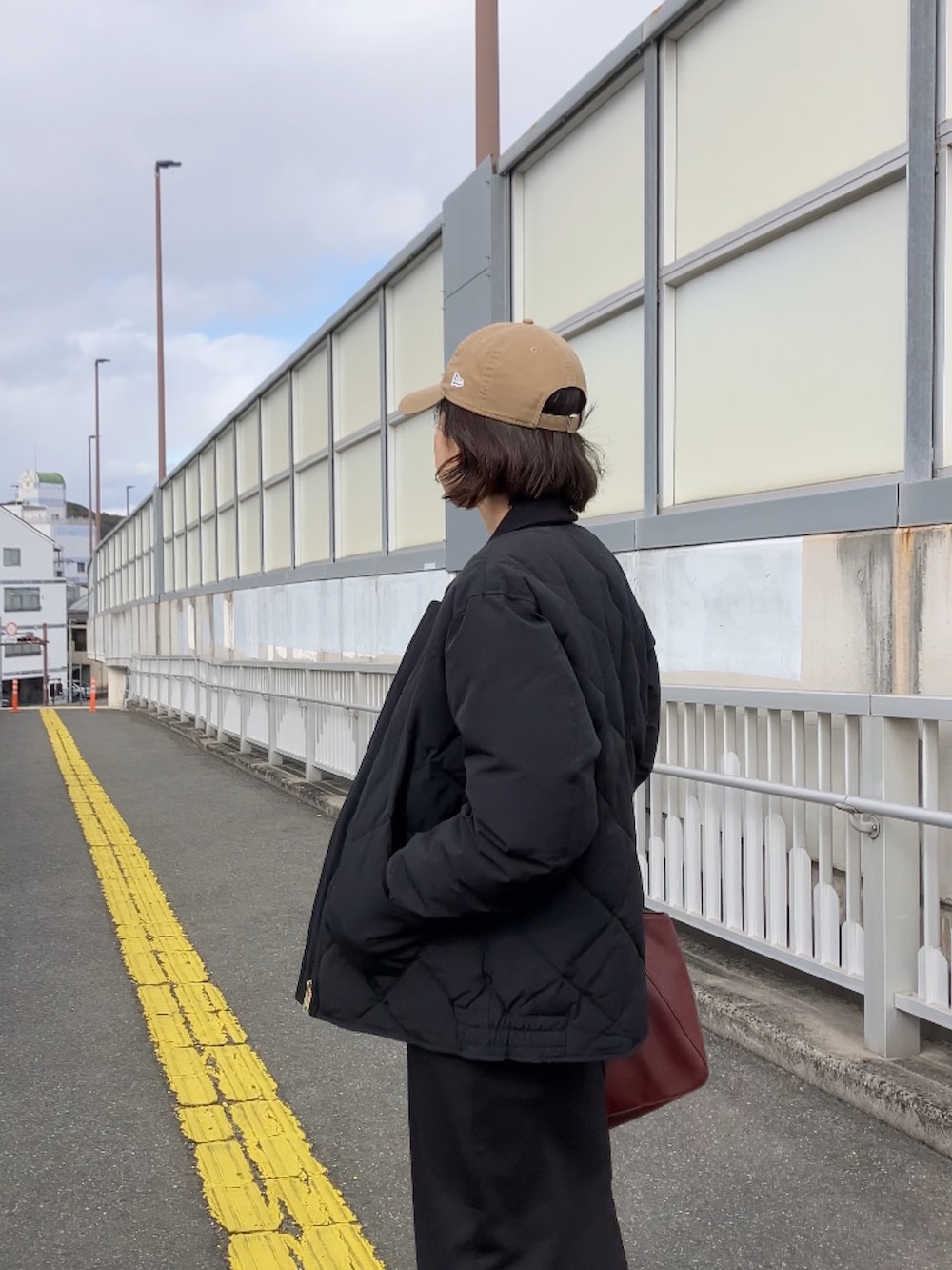 ブラック系のダウンジャケット/コート、ベージュ系のキャップを着用したレディースの冬コーディネートの3枚目の写真