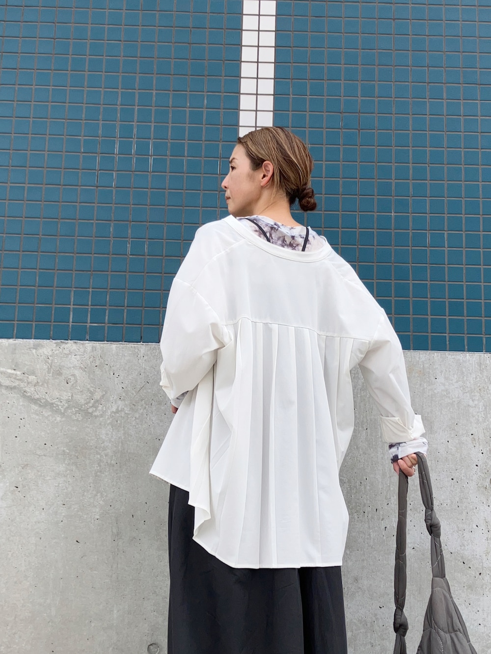 ホワイト系のシャツ/ブラウス、グレー系のその他トップス、ブラック系のワンピース/ドレスを着用したレディースの春コーディネートの3枚目の写真