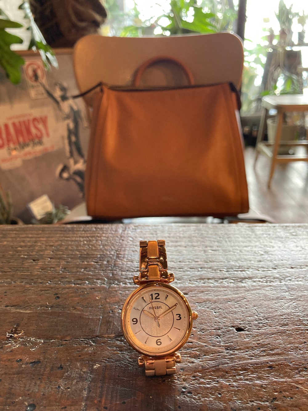 イエロー系のバックパック/リュック、ホワイト系のパンツ、ブルー系のその他トップスを着用したレディースの秋コーディネートの3枚目の写真