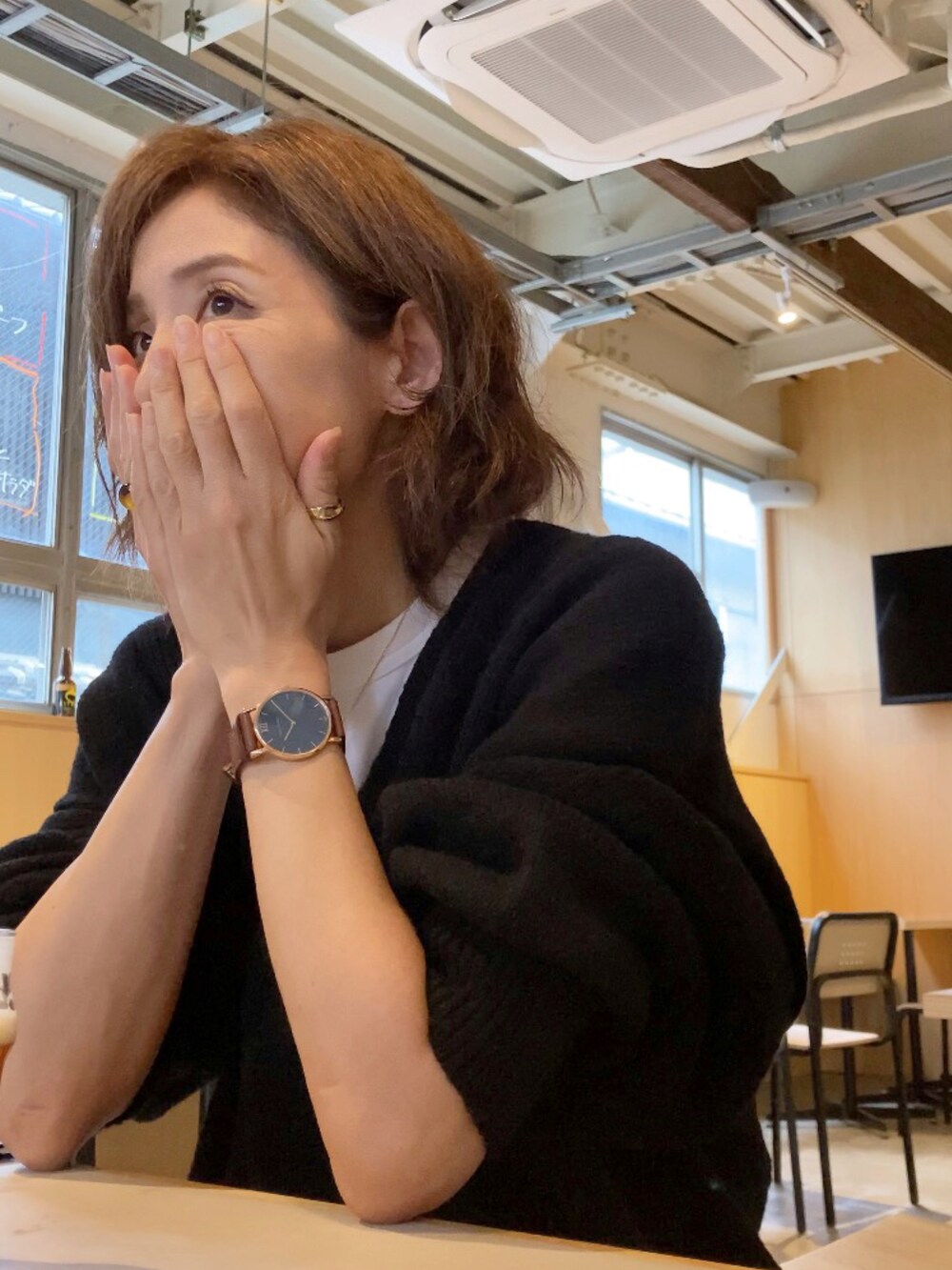 「秋ルック紹介するよ、Vネックニット、apretro、腕時計、時計、paul hewitt、ポールヒューイット、ZARA、ZARAブーツ、ロングブーツ、ミニスカート、ミニバッグ、deuxamour」｜「ap retroの2022/AW  深Vネックニットプルオーバー（ニット/セーター、ブラック系）」を使った、まゆみんさん（レディース・160cm）の秋コーディネートの3枚目の写真