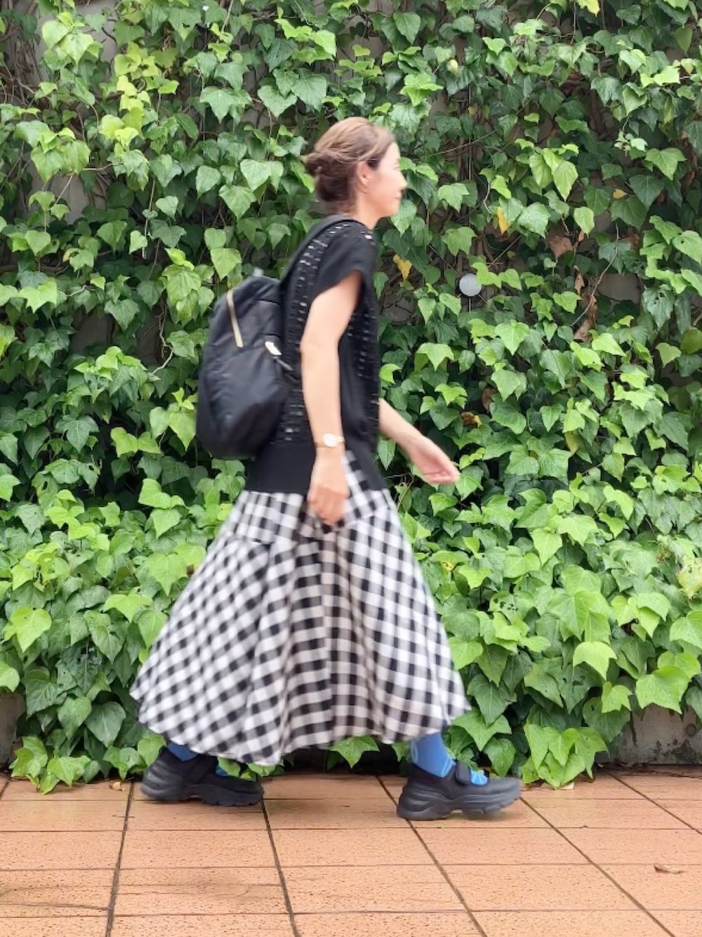 ブラック系のベスト、ブラック系のワンピース、ブラック系のシューズを着用したレディースの夏コーディネートの3枚目の写真