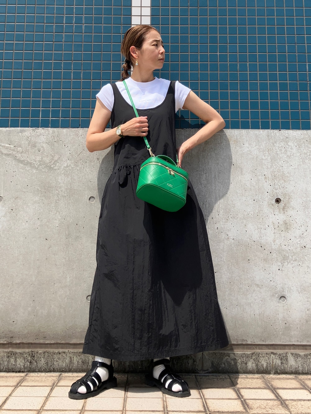 ホワイト系のTシャツ/カットソー、ブラック系のワンピース/ドレス、グリーン系のショルダーバッグを着用したレディースの春コーディネートの4枚目の写真