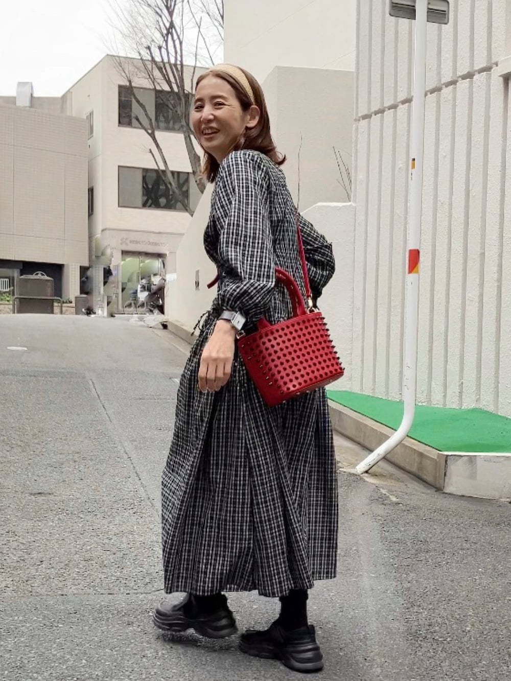 「フォルクシー、forksy、ワンピース、モッズコート、kings & queens New York、THE PLATINUM SELECT、パンクロック、英国、ロック、赤、サマンサ モスモス(Samansa Mos2)、Samansa Mos2、SM2、40代ファッション」｜「forksy.の【forksy.】ドロストシャーリングボリュームスリーブワンピース（ワンピース、ブラック系）」を使った、まゆみんさん（レディース・160cm）の春コーディネートの2枚目の写真