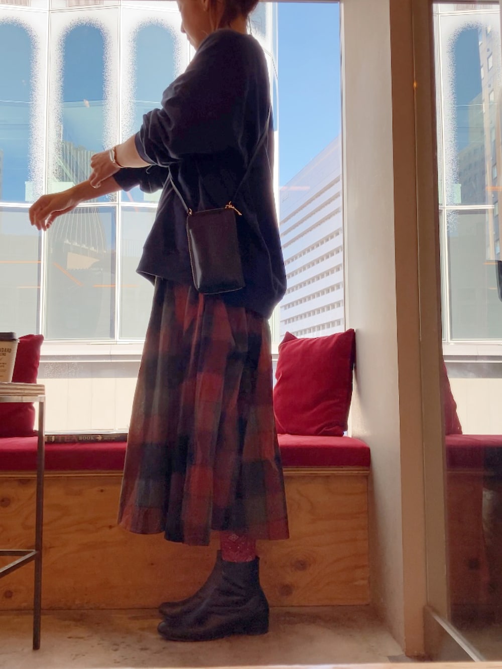 ブラック系のボディバッグ/ウエストポーチ、ブルー系のスウェット、オレンジ系のスカートを着用したレディースの冬コーディネートの3枚目の写真