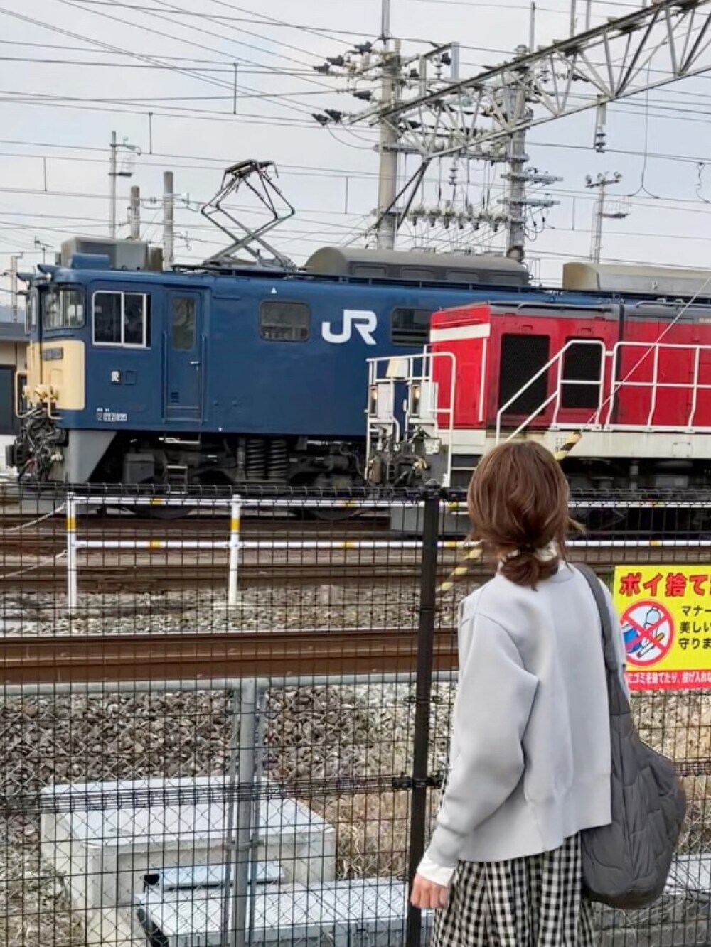 「休日コーデ、キルティング、カーディガン、apretro、Samansa Mos2、kazumiコラボ、キャミワンピース、リネン、レイヤードスタイル、デニムパンツ、forksy、ROPE' PICNIC(ROPE' PICNIC)、40代ファッション」|「ap retroのノーカラーダイヤキルティングブルゾン マフラー付(ダウンジャケット/コート、ブラック系)」を使った、まゆみんさん(レディース・160cm)の冬コーディネートの3枚目の写真