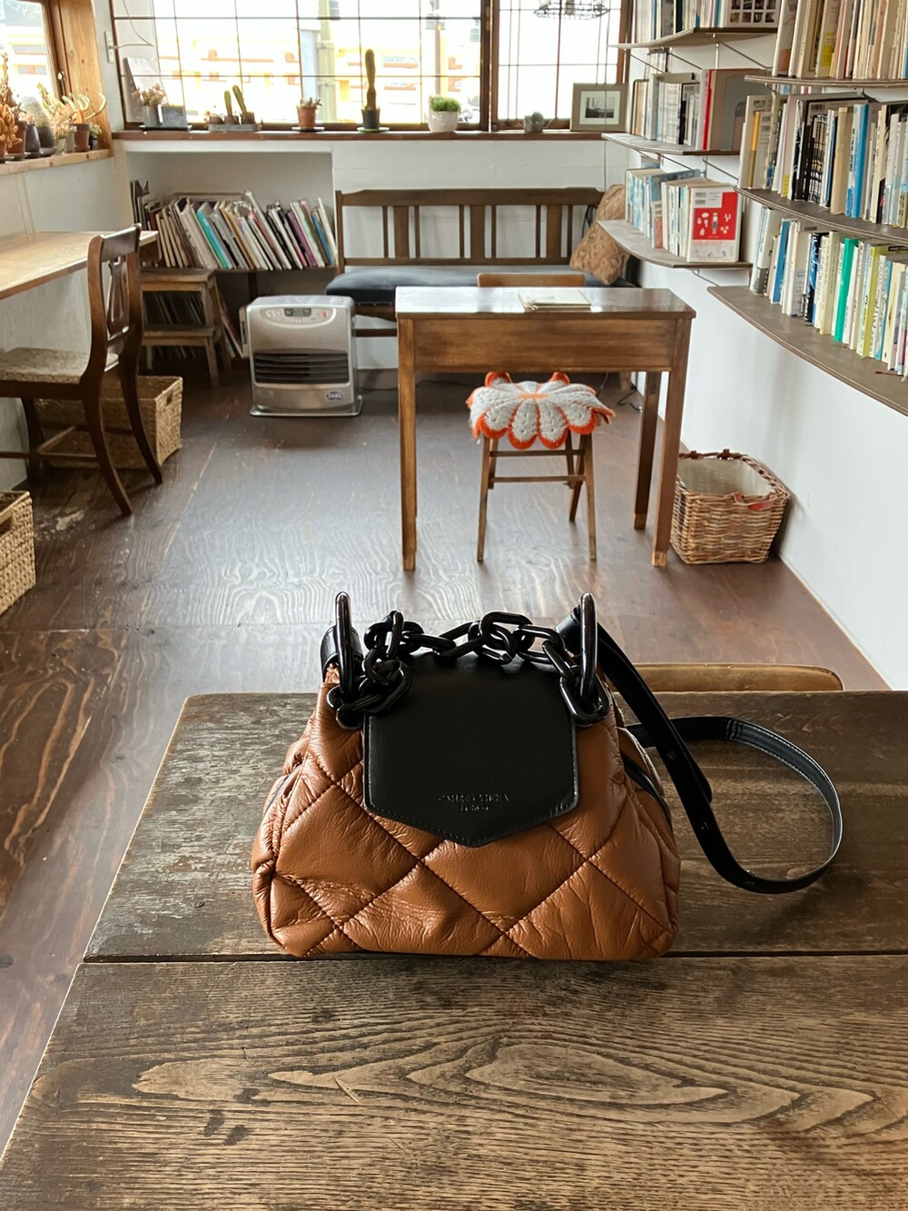 「レトロ、チェーンバッグ、deuxamour、ロングコート、apretro、カチューシャ、Samansa Mos2、SM2、GU、レオパード」｜「deux amourの太チェーンショルダーバッグ（ショルダーバッグ、ブラウン系）」を使った、まゆみんさん（レディース・160cm）の冬コーディネートの5枚目の写真