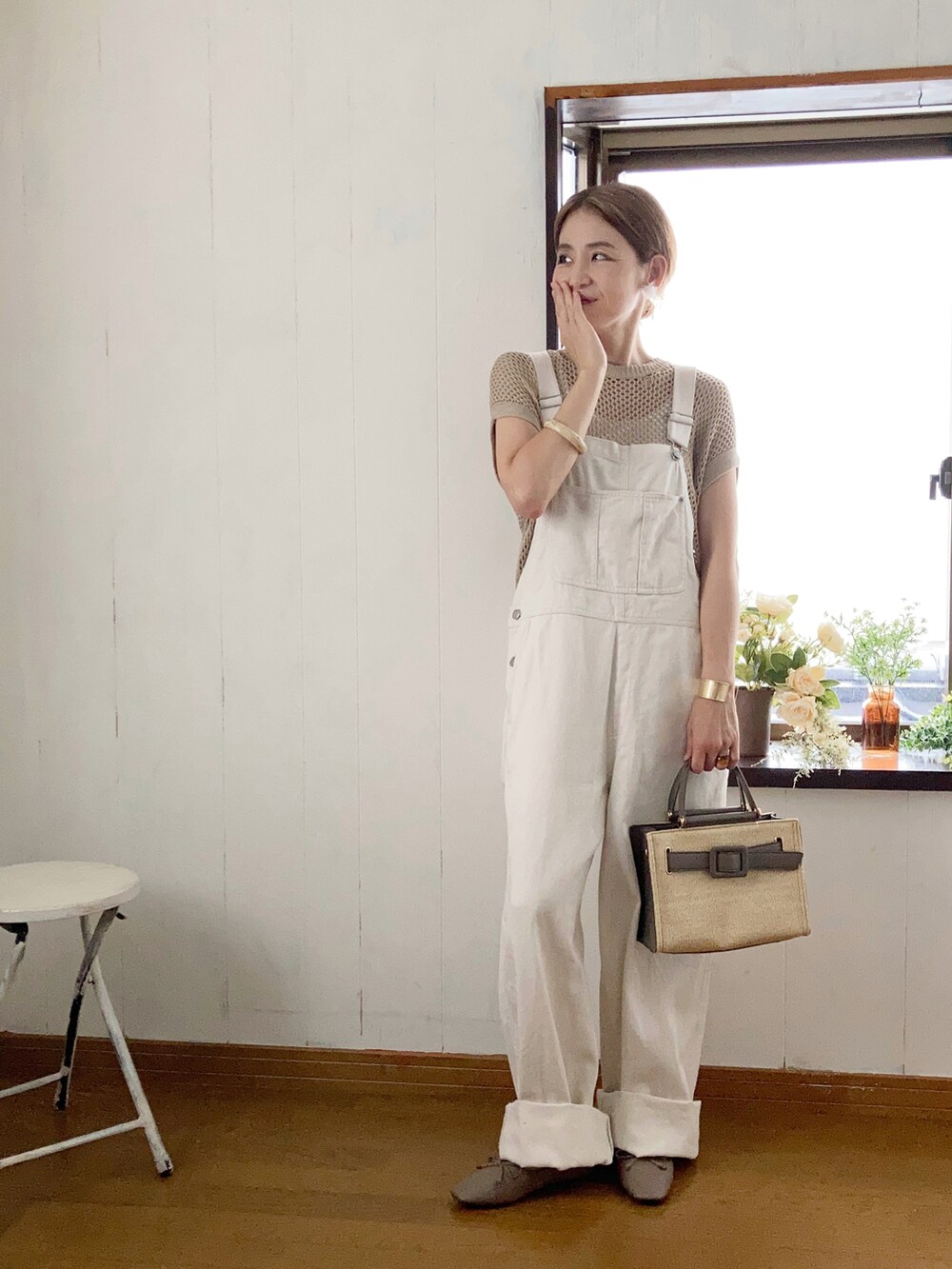 ホワイト系のサロペット/オーバーオール、ベージュ系のベスト、グレー系のハンドバッグを着用したレディースの夏コーディネートの3枚目の写真