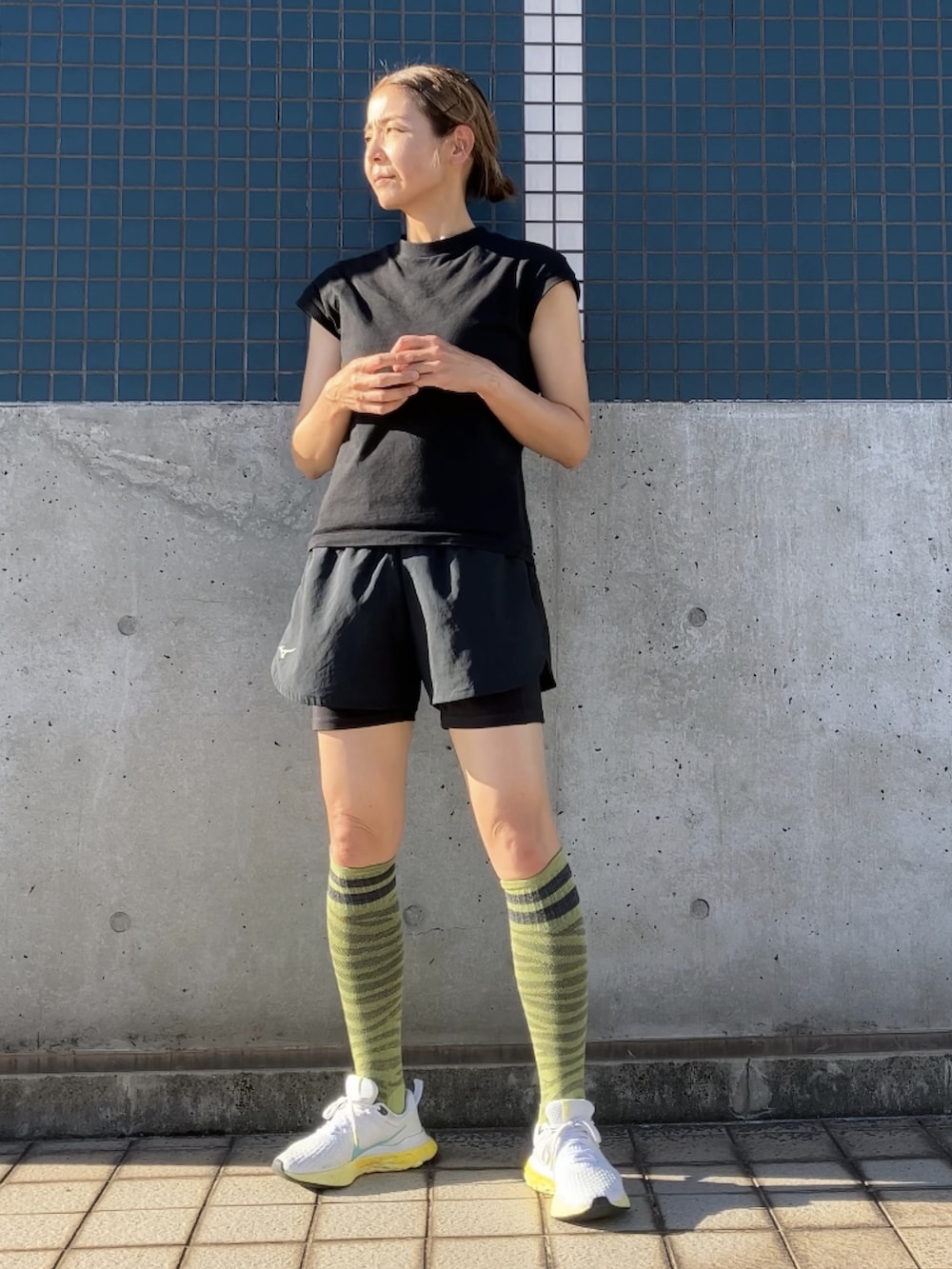 ブルー系のワンピース/ドレス、ブラック系のボディバッグ/ウエストポーチ、ブラック系のサンダルを着用したレディースの夏コーディネートの4枚目の写真