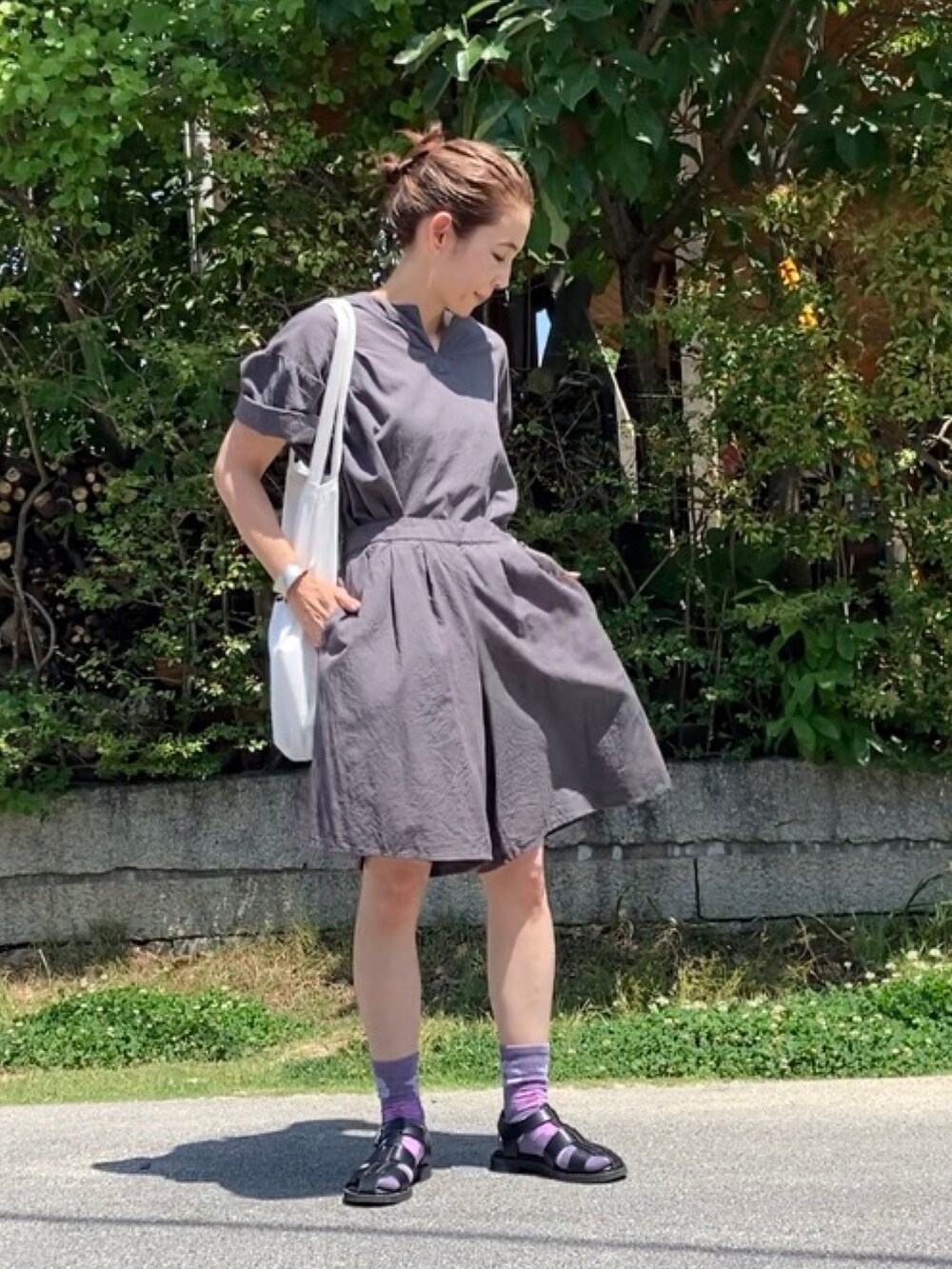 グレー系のシャツ/ブラウス、グリーン系のその他パンツ、ブラック系のサンダルを着用したレディースの夏コーディネートの3枚目の写真