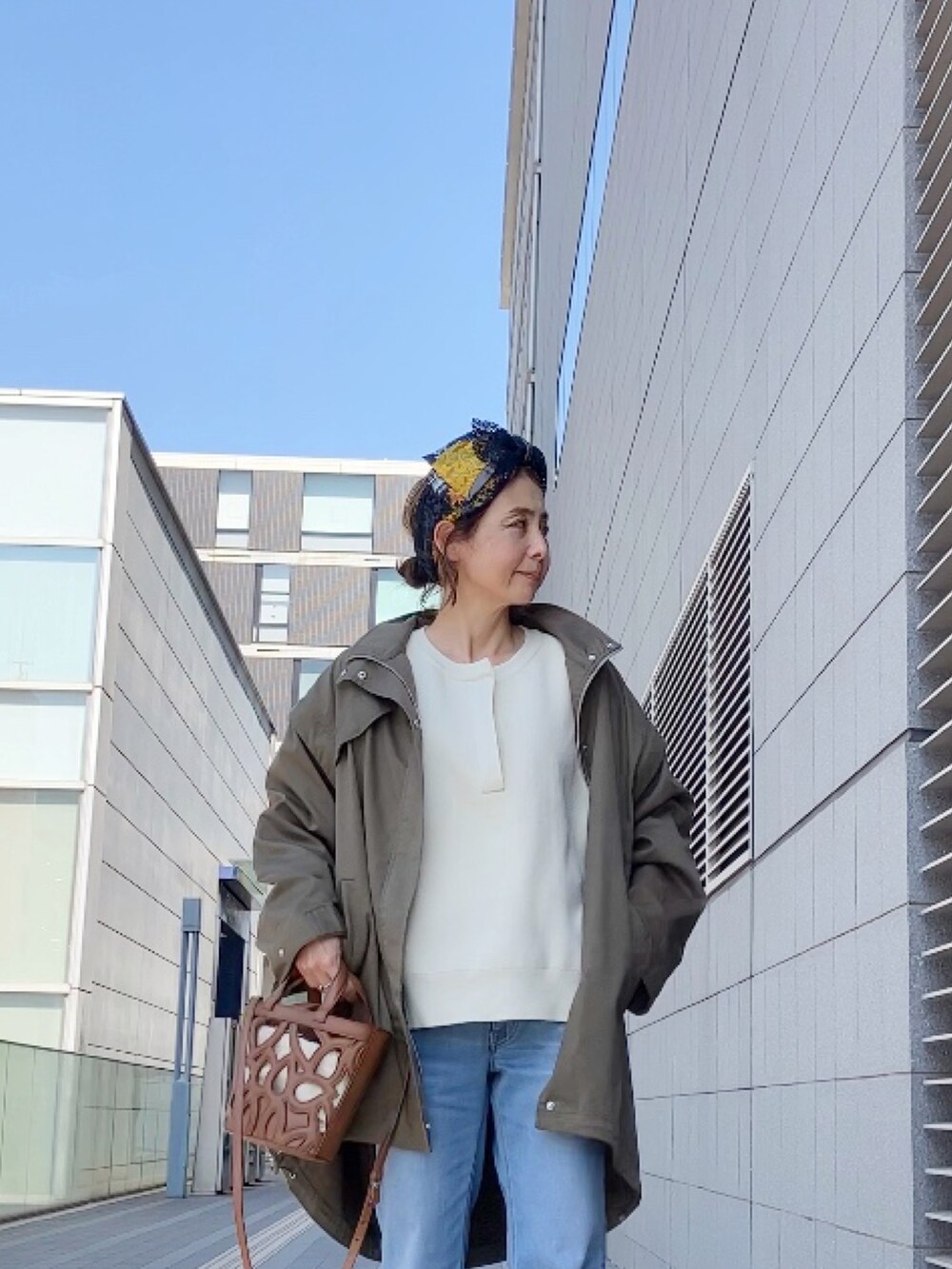 「apretro、ミリタリー、ブルゾン、M65、ヘアバンド、エドウィン、EDWIN、フレアパンツ、ZARA、カットワーク、ザラ、春アウター」｜「ap retroの2WAYブルゾン　M65　ミリタリーベスト（ミリタリージャケット、グリーン系）」を使った、まゆみんさん（レディース・160cm）の春コーディネートの5枚目の写真