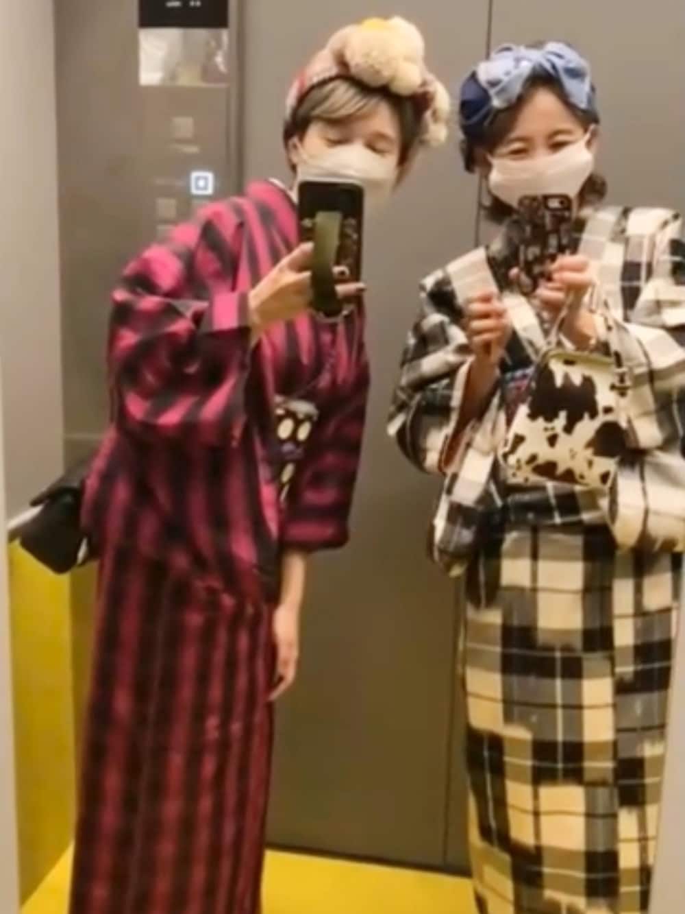 イエロー系のブーツ、ブラック系の着物、ブルー系のヘアバンドを着用したレディースの秋コーディネートの4枚目の写真