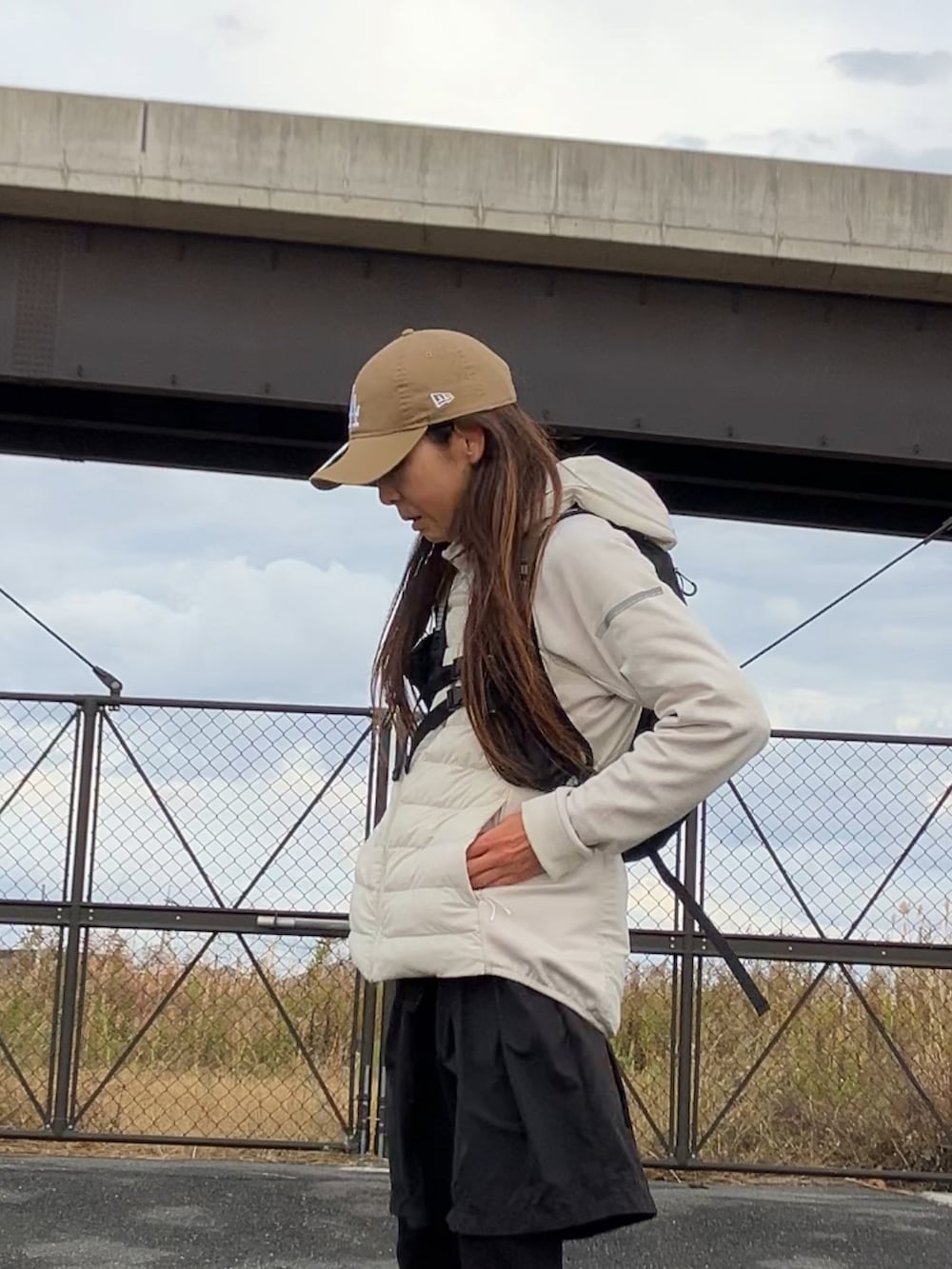 ベージュ系のキャップを着用したレディースの冬コーディネートの3枚目の写真