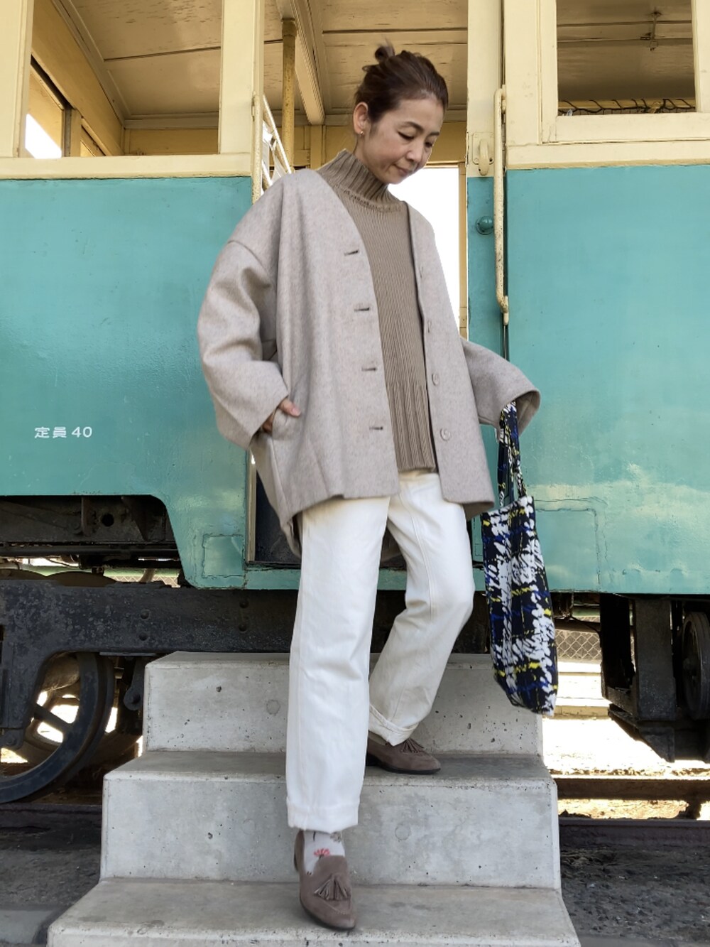 「アウター、ミドル丈、ベージュ、淡色コーデ、apretro、柄ソール、Sockwell、fitfit、40代ファッション」|「ap retroのノーカラーVネックミディコート(ノーカラーコート、ベージュ系)」を使った、まゆみんさん(レディース・160cm)の秋コーディネートの4枚目の写真