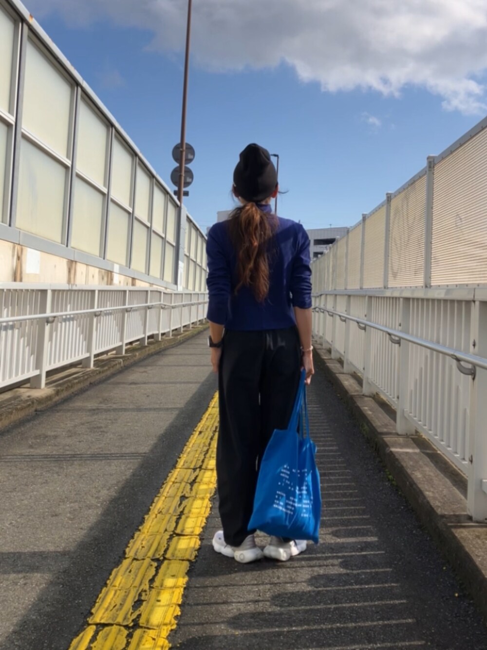 ブラック系のニットキャップ/ビーニーを着用したレディースの秋コーディネートの3枚目の写真