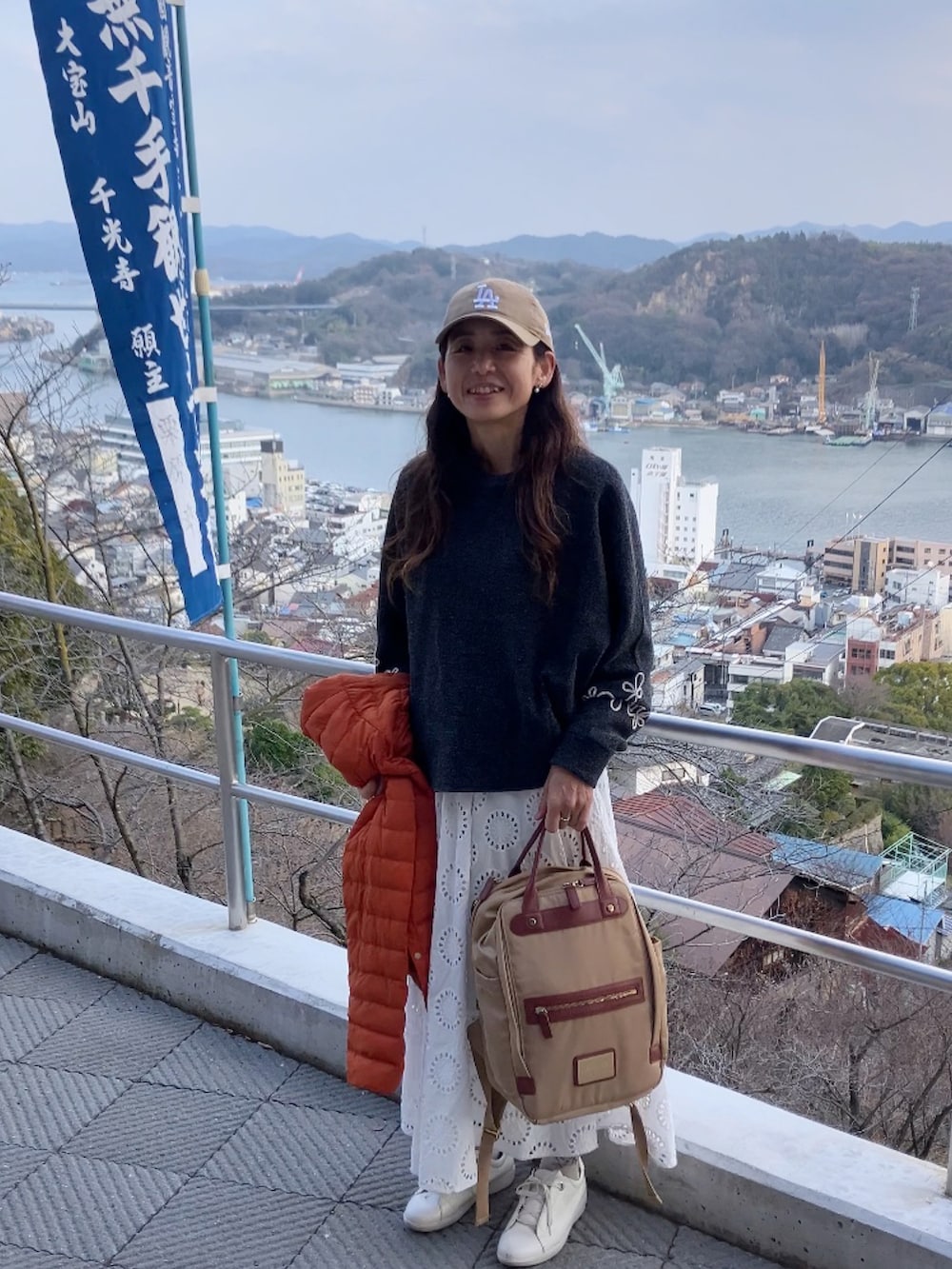 ベージュ系のキャップを着用したレディースの冬コーディネートの4枚目の写真