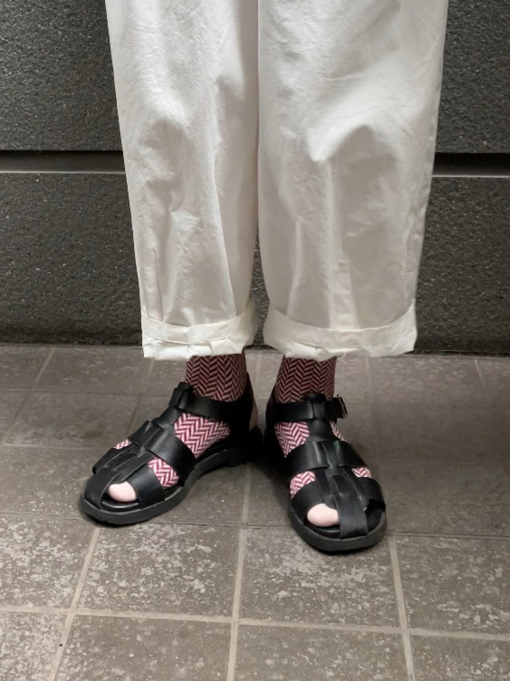 ベージュ系のベスト、グレー系のシャツ/ブラウス、ホワイト系のチノパンツを着用したレディースの夏コーディネートの3枚目の写真