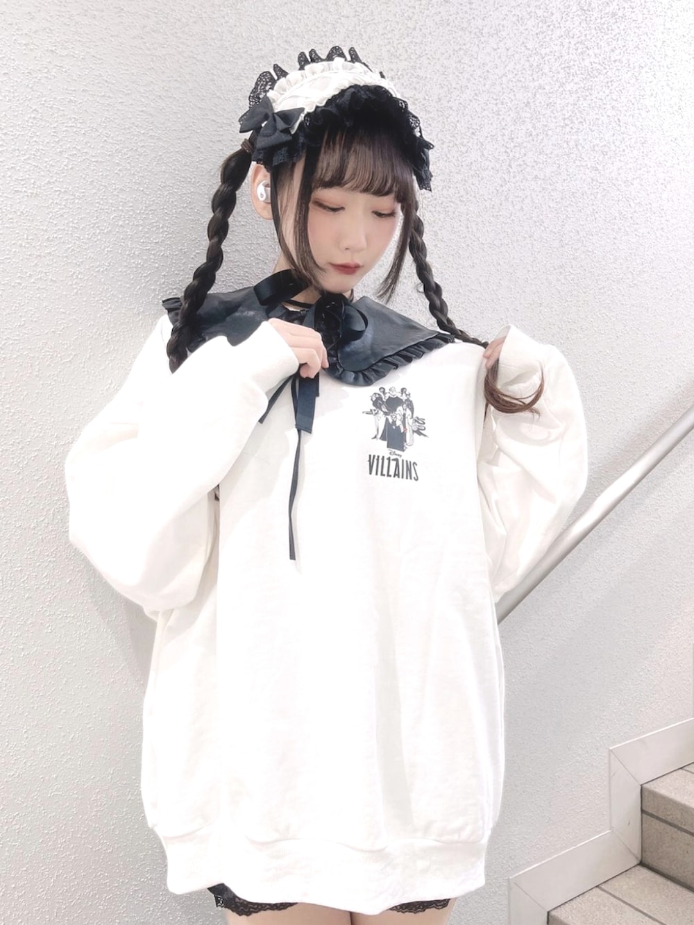 ホワイト系のトップスを着用したレディースの春コーディネートの2枚目の写真