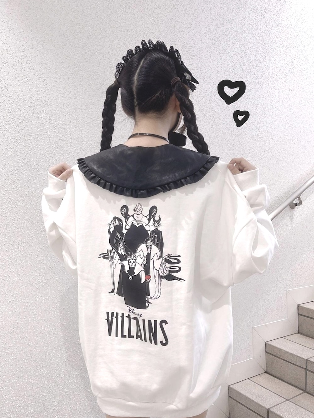 ホワイト系のトップスを着用したレディースの春コーディネートの3枚目の写真