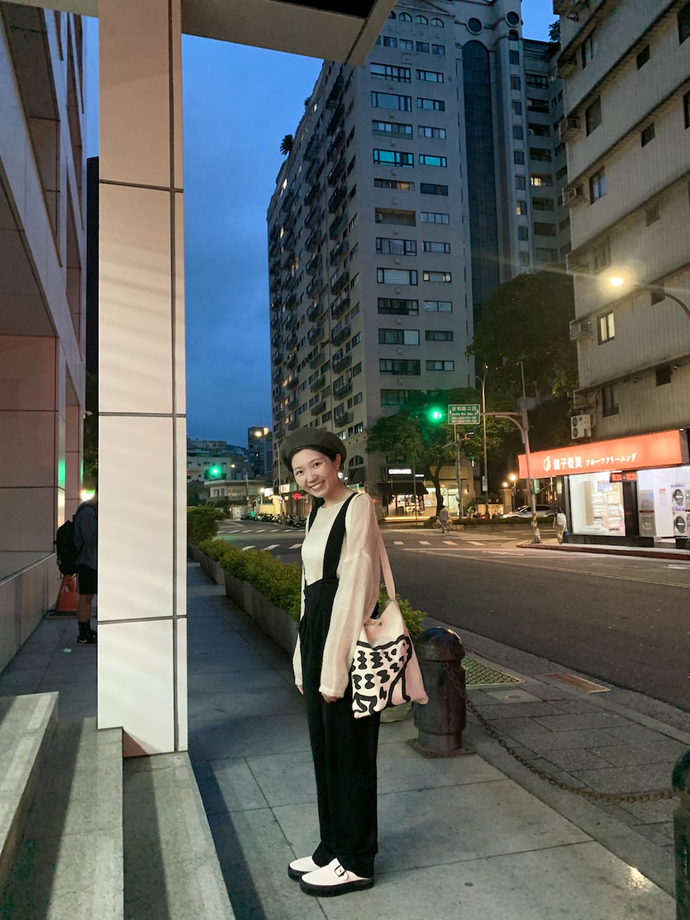 ブラック系のサロペット/オーバーオール、ホワイト系のショルダーバッグ、ホワイト系のスリッポンを着用したレディースの夏コーディネートの2枚目の写真