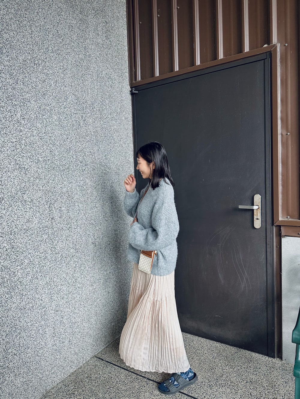 ブルー系のトップス、ホワイト系のスカートを着用したレディースの冬コーディネートの2枚目の写真