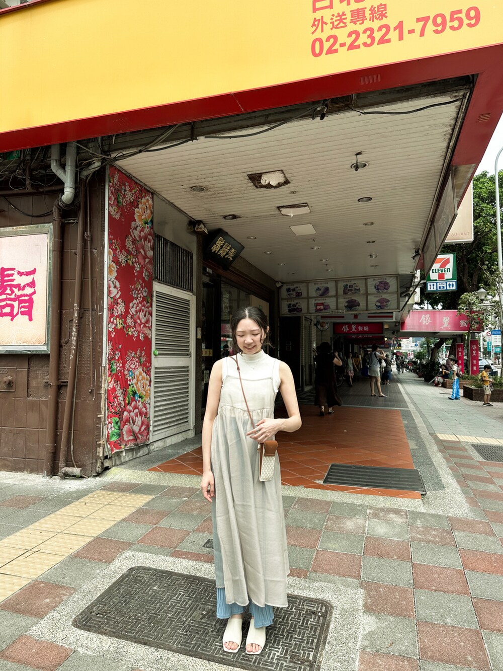 ベージュ系のワンピース/ドレス、ホワイト系のその他パンツ、ベージュ系のバッグを着用したレディースの秋コーディネートの2枚目の写真