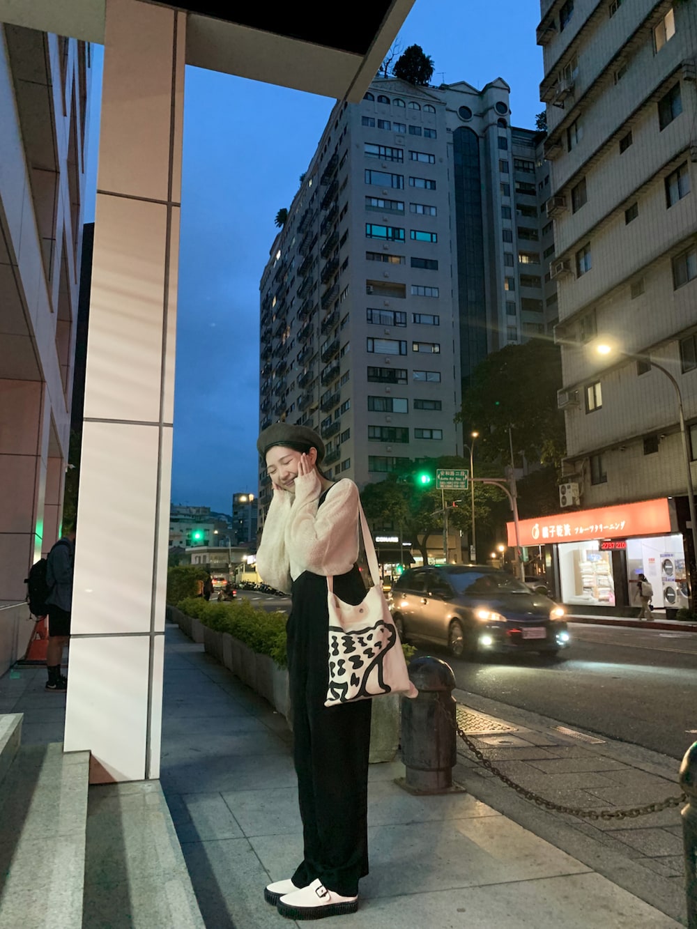 ブラック系のサロペット/オーバーオール、ホワイト系のショルダーバッグ、ホワイト系のスリッポンを着用したレディースの夏コーディネートの3枚目の写真