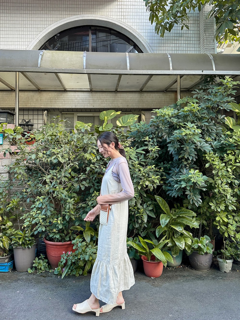 ホワイト系のTシャツ/カットソー、ホワイト系のワンピース、ホワイト系のサンダルを着用したレディースの秋コーディネートの2枚目の写真