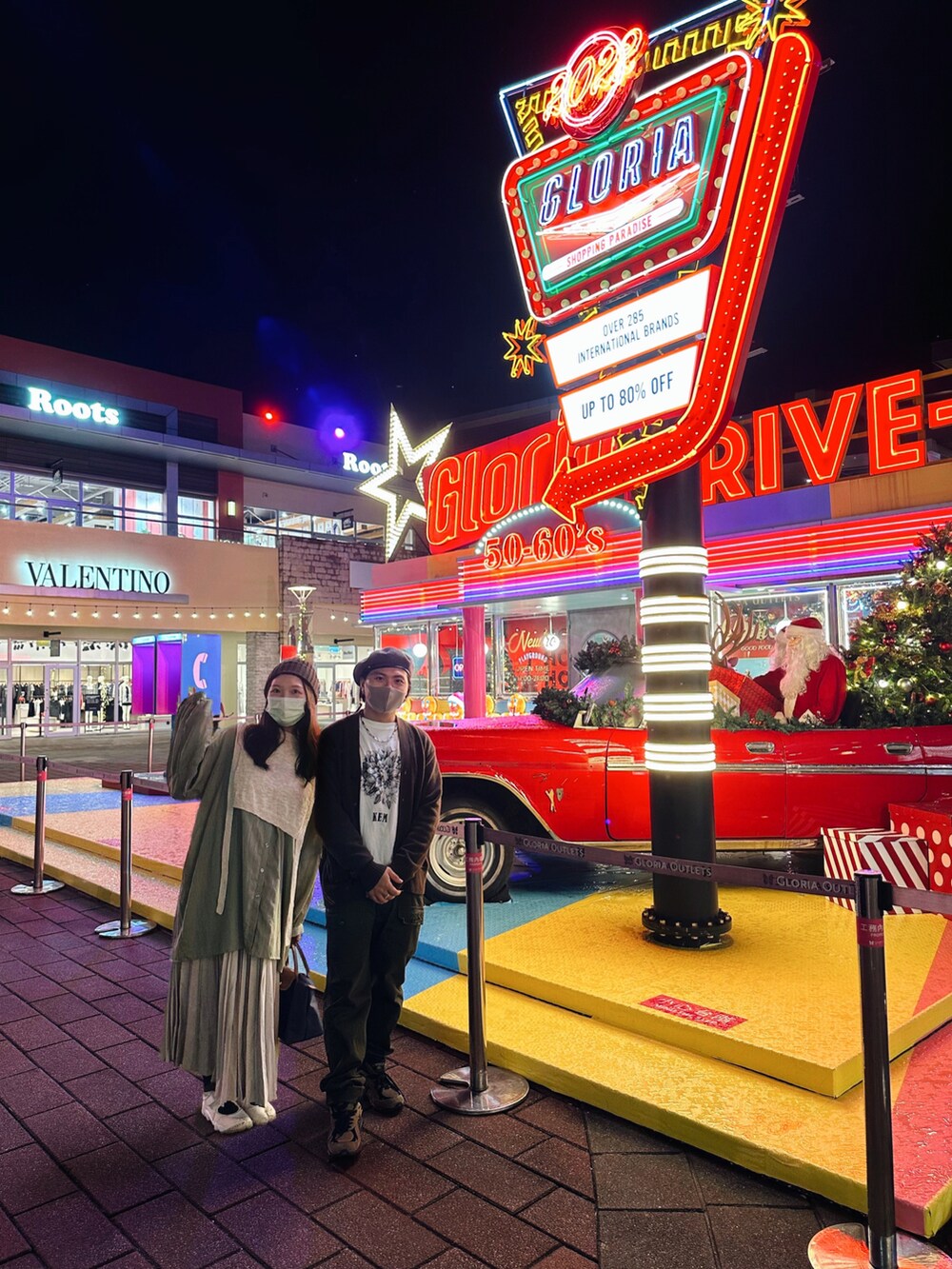 ホワイト系のTシャツ/カットソー、ブラウン系のその他アウター、ブラウン系のスニーカーを着用したレディースの秋コーディネートの2枚目の写真