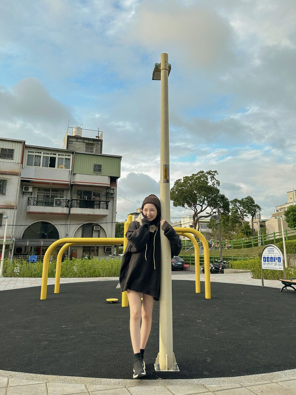 ブラック系のカーディガン/ボレロ、ブラック系のスニーカー、ブラウン系のニットキャップ/ビーニーを着用したレディースの冬コーディネートの2枚目の写真