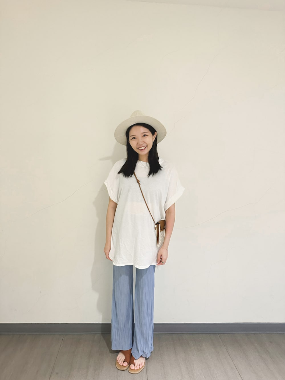 その他のバッグ、ブルー系のその他パンツ、ブラウン系のシューズを着用したレディースの秋コーディネートの2枚目の写真