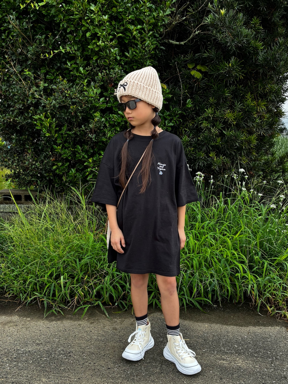 ブラック系のTシャツ/カットソー、レッド系のニットキャップ/ビーニーを着用したキッズの秋コーディネートの3枚目の写真