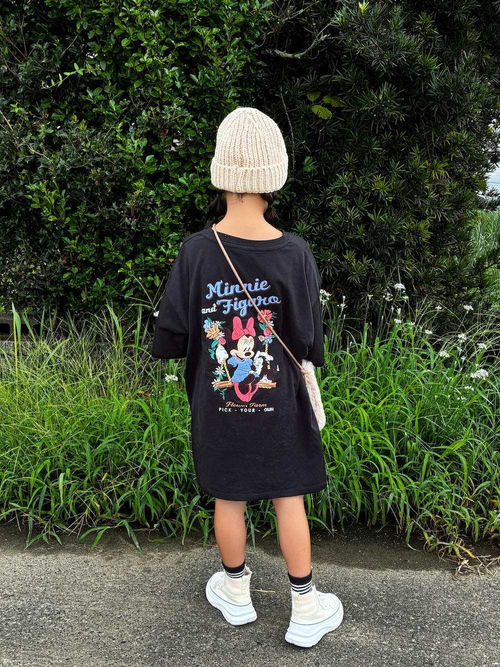 ブラック系のTシャツ/カットソー、レッド系のニットキャップ/ビーニーを着用したキッズの秋コーディネートの4枚目の写真